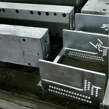 拉擠模具出口冒煙冒料咋回事？